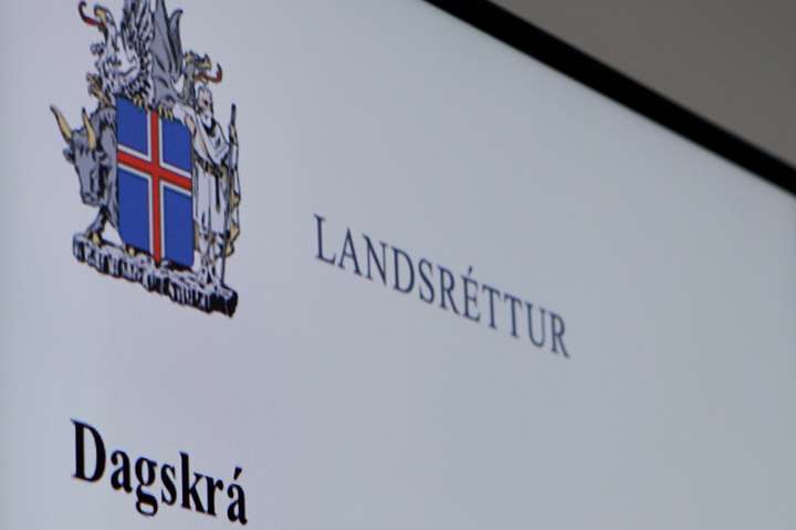 Dætur teknar af þolanda heimilisofbeldis