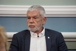 Er markmiðið „að tryggja að konan mæti fyrir dóm á tilteknum degi“?