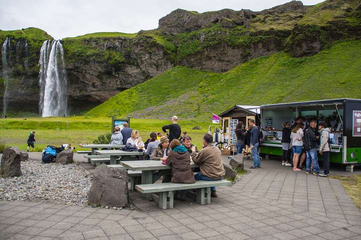 Kvörtuðu undan neyð og komust í álnir