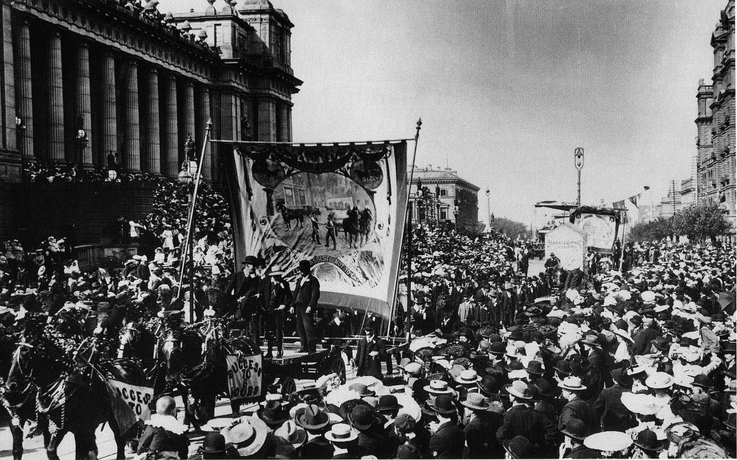 Первое мая 19. Стачки рабочих в Англии 19 век. Всеобщая стачка в Милане Италия 1898. Всеобщая забастовка в Милане 1898. 1 Мая 1889 года Парижский конгресс II.