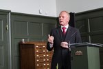Illugi hættir á þingi