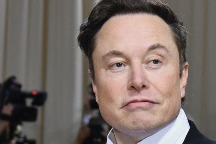 Tesla tekur afstöðu til krafna Musks um meiri áhrif á „vélmennaher“