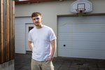 Safnar fyrir útborgun í bílskúr foreldra sinna