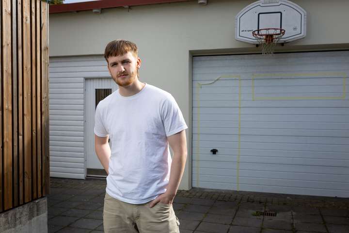 Safnar fyrir útborgun í bílskúr foreldra sinna