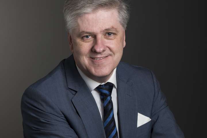 Benedikt hættir við formannsframboð í skugga hagsmunaáreksturs