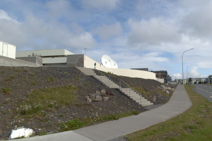 RÚV fær ekki að fjarlægja tröppur og er bent á að það vanti tré