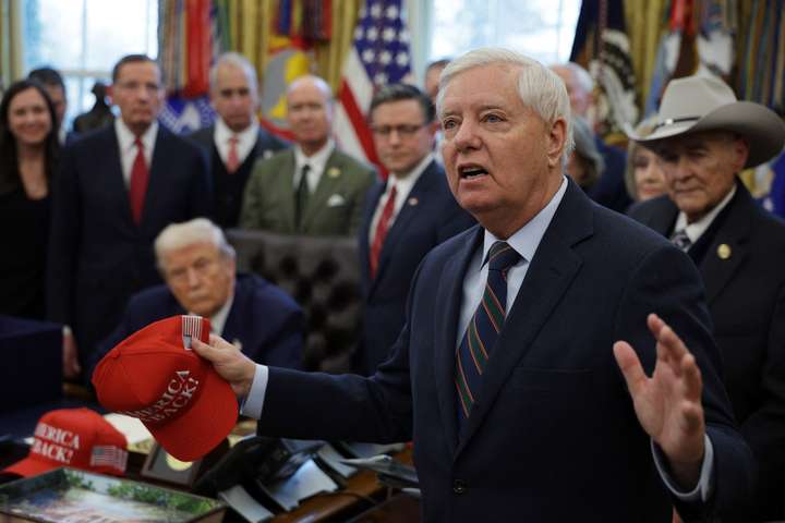 Bandamaður Trumps segir næsta stríð liggja fyrir