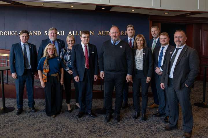 Funduðu með einni umdeildustu hugveitu heims