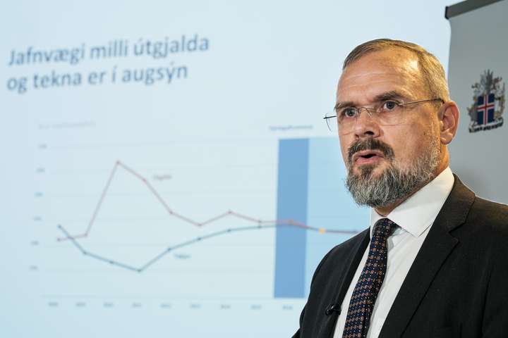 Aðhald á kostnað launafólks