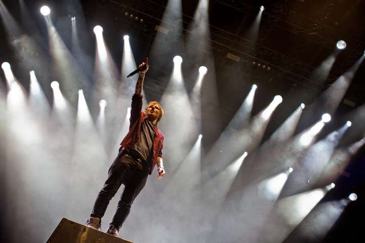 Hætta við að koma fram með Ed Sheeran