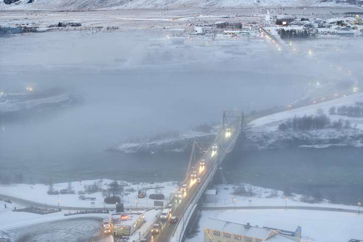 Langar raðir daglega inn á Selfoss og þrjú ár í brúna