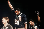 Tommie Smith er áttræður: Fæddur sama dag og innrásin í Normandý, rekinn af ólympíuleikum fyrir mótmæli