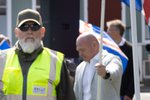 Stjórnandi hjá Skildi Íslands flytur ræðu á Austurvelli