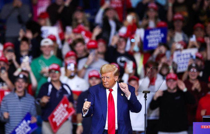 Hinn ósjálfbæri forseti: Hundrað dagar með Trump aftur í embætti