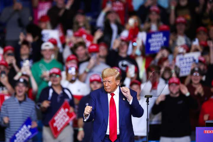 Hinn ósjálfbæri forseti: Hundrað dagar með Trump aftur í embætti