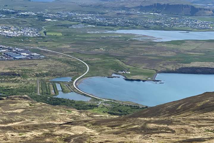 Ungur maður látinn eftir bílslys við Mosfellsbæ