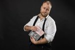 Streymi: Almar „í kassanum“ les upp úr nýrri bók