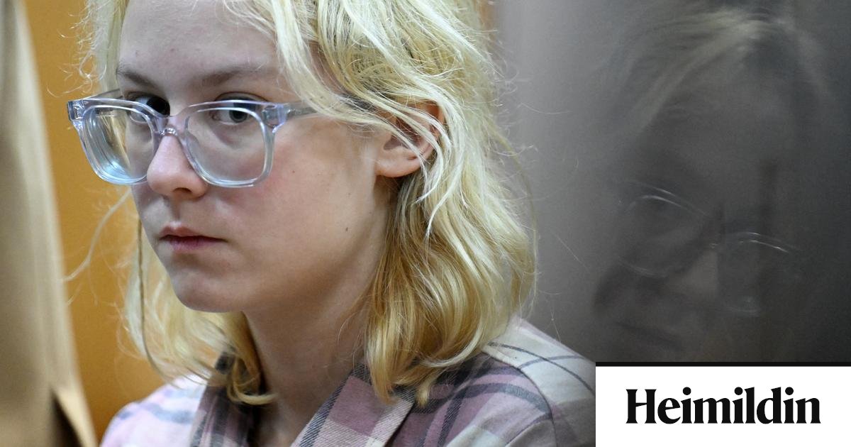 Dæmd í fangelsi fyrir að syngja lög