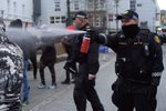 Tilkynna lögreglu vegna notkunar piparúða gegn mótmælendum