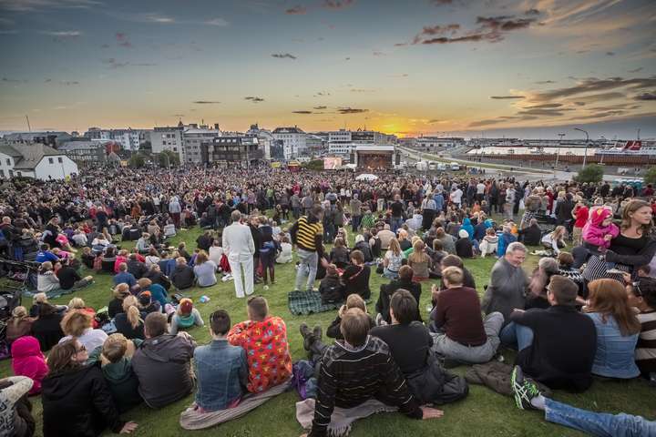 Kúrsinum á þjóðarskútunni margbreytt