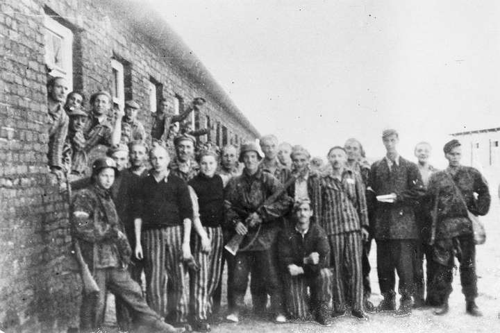 Falsaðar útrýmingarbúðir á Wikipedíu