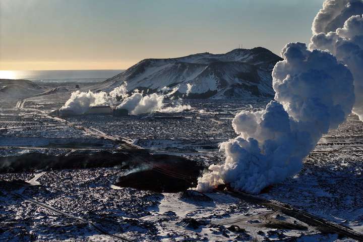 Hraunið flæðir yfir hitavatnslögnina