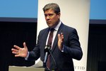 Lífeyrissjóður starfsmanna ríkisins íhugar að fjárfesta í fjölskyldufyrirtæki fjármálaráðherra