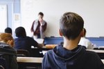 Um pólitíska kollhnísa verðleikahugmyndarinnar um menntun