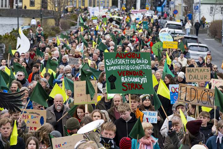 Gengu gegn spillingu íslenskrar náttúru