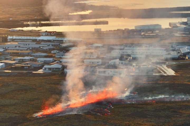 Ný gossprunga opnast örstutt frá húsum í Grindavík