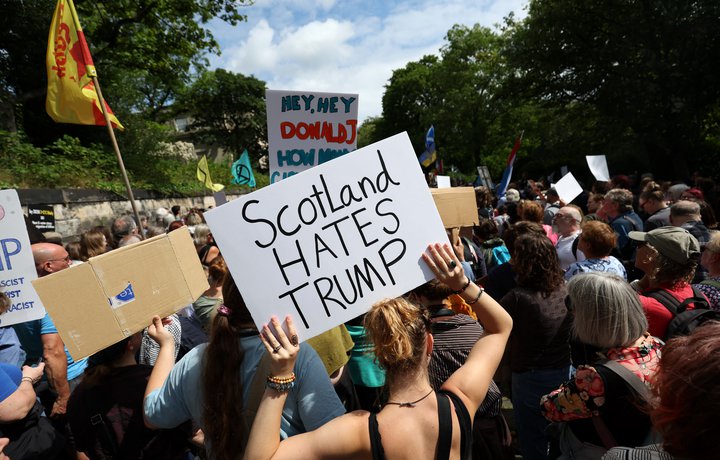 Skotar með skapandi mótmæli gegn Trump