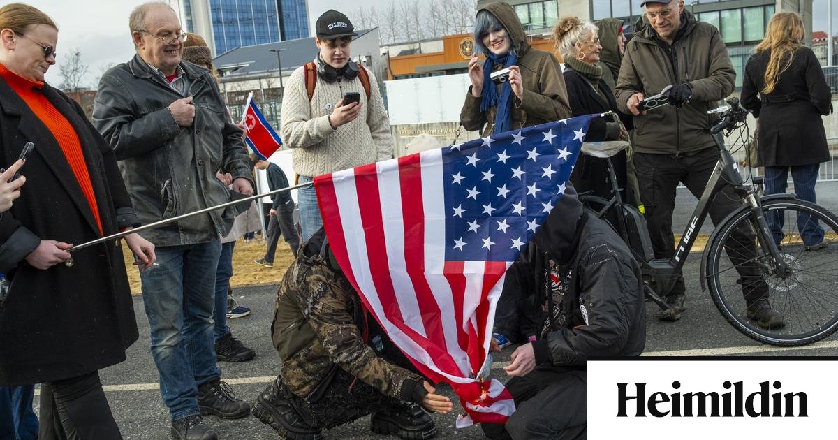 Mistókst að brenna bandaríska fánann á vel heppnuðum mótmælum