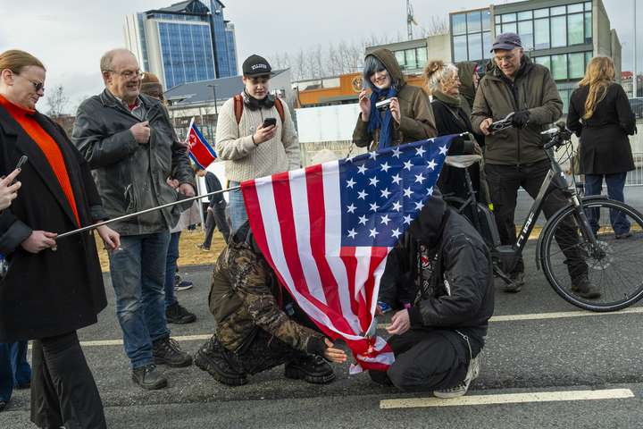 Mistókst að brenna bandaríska fánann á vel heppnuðum mótmælum