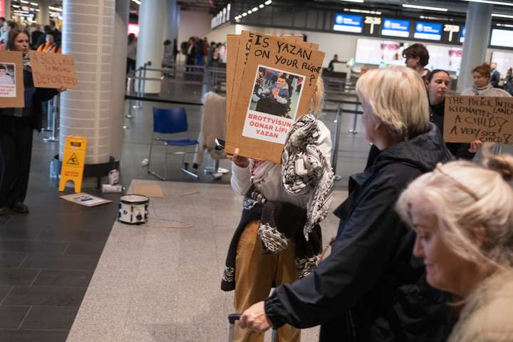 Keyptu sér flugmiða svo einhver sæi framkomuna við Yazan