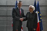 Stríðsmálaráðherrann segir innrás eiga sér stað á ströndum Evrópu