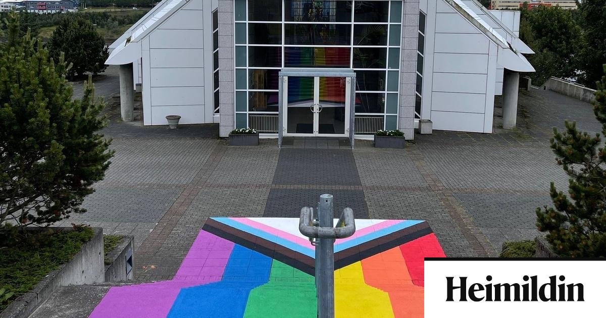 Hafði hugsað lengi um að mála yfir hinsegin fánann