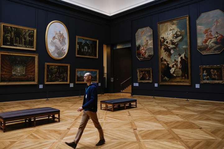Hundruð verka skemmdust í vatnsleka á Louvre