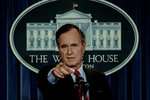 George H.W. Bush: Ræfilslegi njósnarinn sem varð forseti