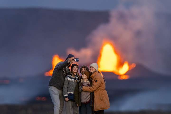 Ferðamenn flykkjast að eldgosinu