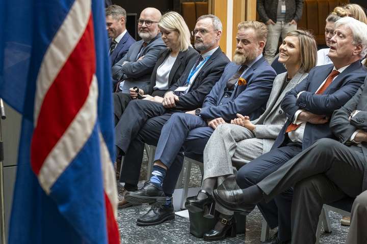 AGS varar við verðtryggingu en er með tvíbent skilaboð um evru