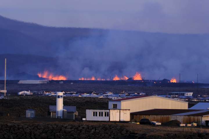 Of hættulegt að reyna að stöðva hraunrennslið