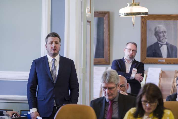 Með eða án vitundar almennings