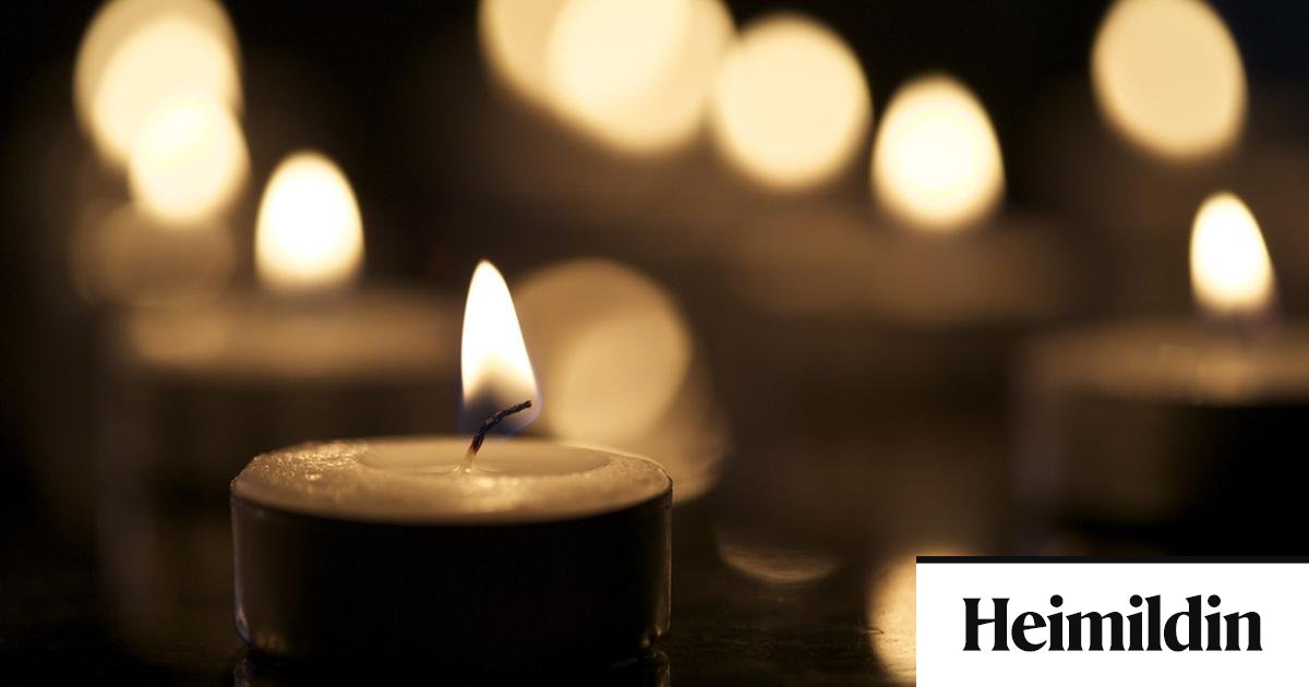 Kertum fleytt á sex stöðum til minningar um árásirnar