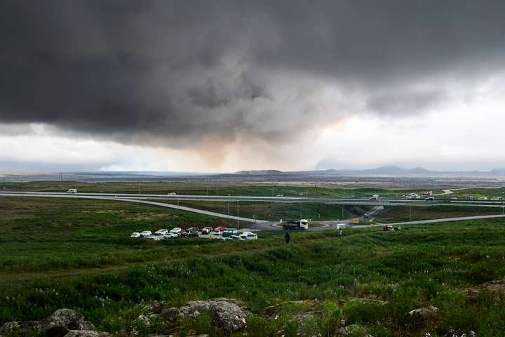 Mengunarþoka frá gosinu liggur yfir landinu