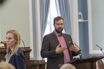 Telur stjórnvöld firra sig ábyrgð með því að færa hana á sóttvarnalækni