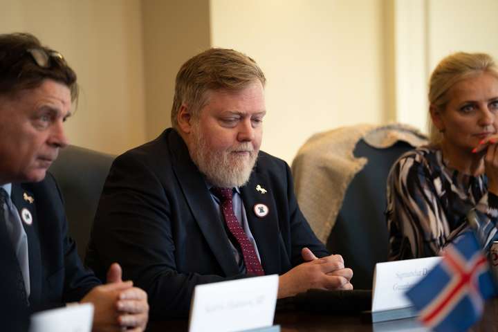 „Þvættingur“ og „tóm steypa“ nú sögð eðlileg tengsl við erlenda flokka og hugveitur