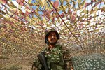 Vinna sig í gegnum rústirnar eftir átök Pakistan og Indlands