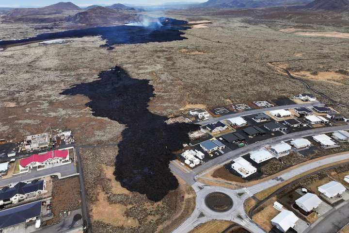 Þorvaldur segir gosinu líklega að ljúka en Veðurstofan varar við