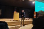 Meirihluti íbúa telur stórfyrirtækið reyna að kaupa sér velvild með fjárstyrkjum