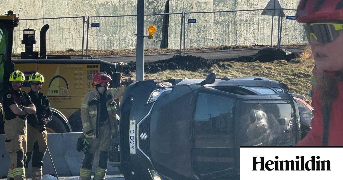 Bíll valt á Hringbraut